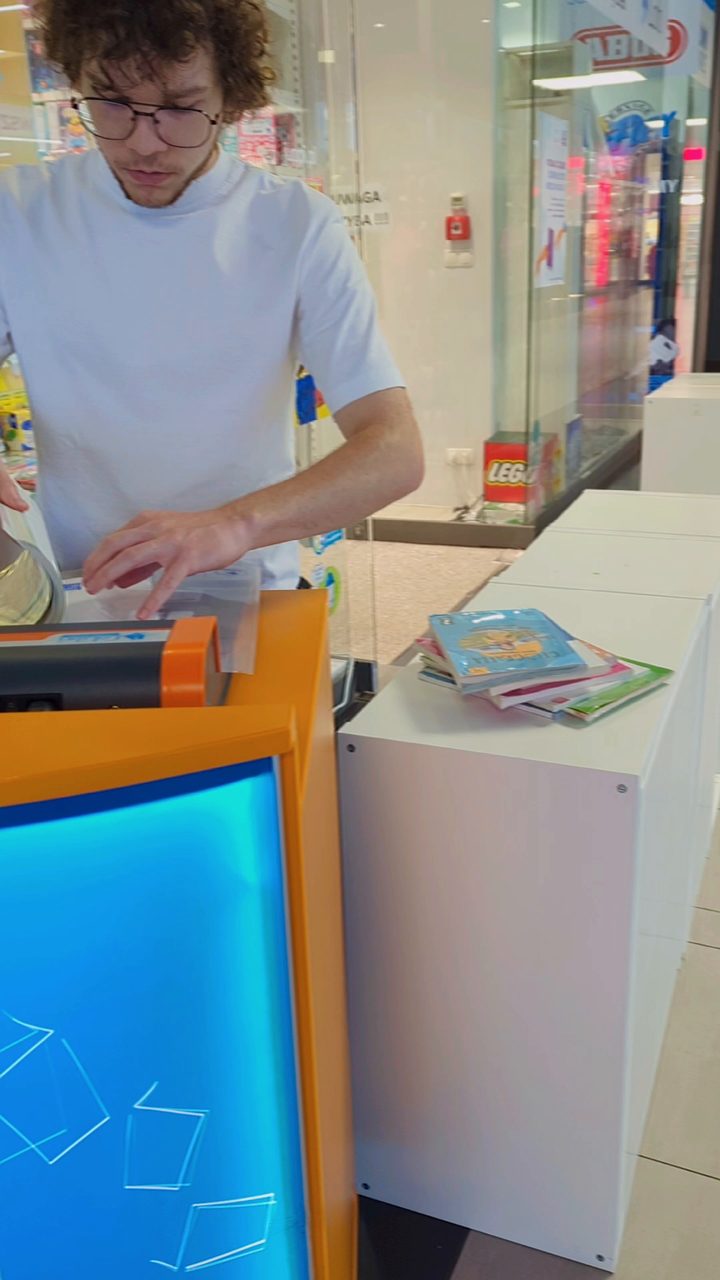 Kadr z filmu: oprawa książki systemem CoLibrì w juppi