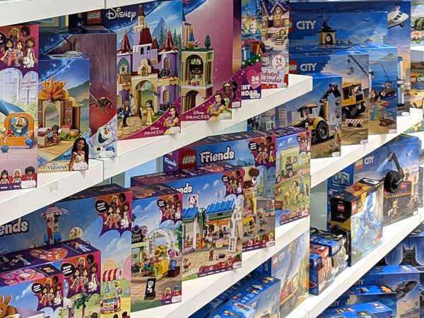 Klocki LEGO Disney, Friends i City na półkach w sklepie juppi